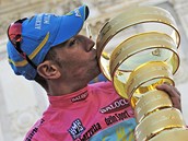 Vincenzo Nibali s trofej pro vtze Giro dItalia.