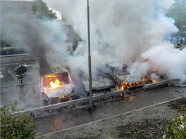Dav v Rinkeby, severním pedmstí metropole, zapálil est voz zaparkovaných u...