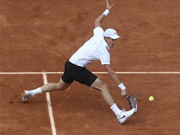 Tomá Berdych pod tlakem bhem souboje s francouzským tenistou Gaelem Monfilsem.