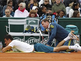 BOL? Australsk tenista Bernard Tomic se nechv oetovat bhem zpasu na
