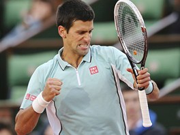 IDEMO! Srbsk tenista Novak Djokovi se raduje v utkn 1. kola na Roland