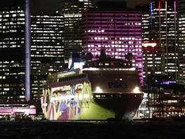 Barvami ozáené centrum Sydney. Umleckým efektm se v dolní ásti snímku...