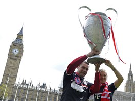 TENHLE U JE NÁ. Fanouci Bayernu si do Londýna pivezli repliku trofeje pro