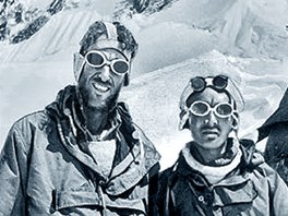 Edmund Hillary a Tenzing Norgay vystoupali na nejvyí vrchol svta. Horu...