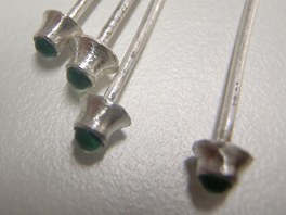 Prvleky ozdobené smaragdy k uchycení perel