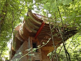 Pi stavb domu pomáhali studenti architektury. Jednou z prací stáist jsou...