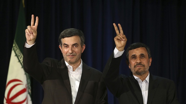 rnsk prezident Mahmd Ahmadined a jeho politick spojenec Esfandjr Rah Ma (20. kvtna 2013)