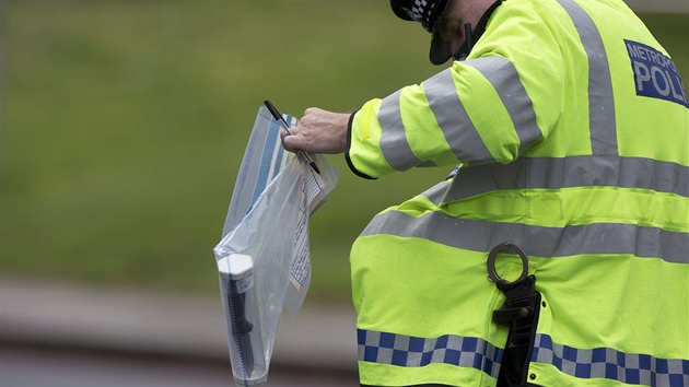 Britsk policie na mst krvavho toku ve Woolwichi (22. kvtna)

