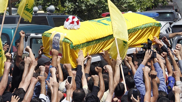 Poheb bojovnka Hizballhu, kter zahynul v bojch o syrsk msto Kusajr (20. kvtna 2013)