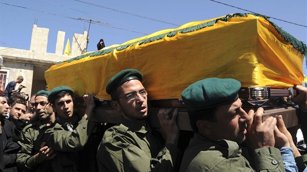 Poheb bojovnka Hizballhu, kter zahynul v bojch o syrsk msto Kusajr (20. kvtna 2013)