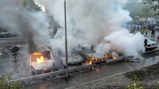 Dav v Rinkeby, severnm pedmst metropole, zaplil est voz zaparkovanch u sebe, pt z nich shoelo zcela. Dal ti auta hoela na jihu v pedmst Norsborg. Na jihu tonci zaplili tak policejn stanice v lvsj, por ale hasii rychle zlikvidovali. Policie kvli nonm nsilnostem zadrela v lvsj osm lid a tyi pak v Norsborgu (snmek vznikl v roce 2013)