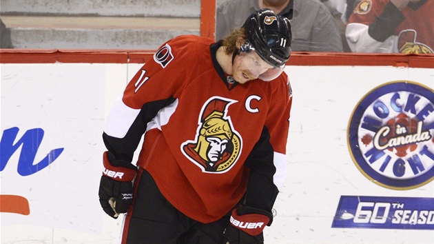 Daniel Alfredsson z Ottawy po nepromnn anci. tvrt souboj s Pittsburghem jeho tm prohrl 3:7.