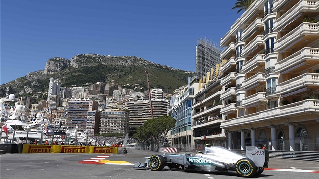 Lewis Hamilton pi prvnm trninku na Velkou cenu Monaka. 