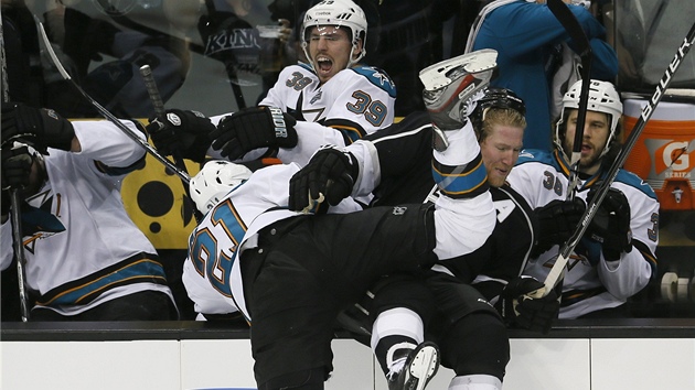 DOBR DEN, PNOV. T.J. Galiardi (21)  ze San Jose nacpal protihre z Los Angeles Kings Matta Greenea a na vlastn stdaku. S otevenou pusou na to zr Logan Couture.