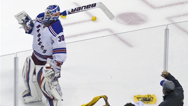 Brank NY Rangers Henrik Lundqvist opout led v Bostonu a domc divci se raduj. Jejich tm postupuje do finle Vchodn konference .