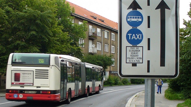 Autobusy mají svůj pruh také v Braníku. Autobusy mají svůj pruh také v Braníku.