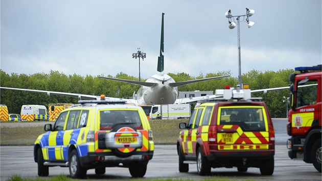 Letoun Mezinrodnch pkistnskch aerolini obklopen vozidly zchran na letiti Stansted u Londna (24. kvtna 2013).