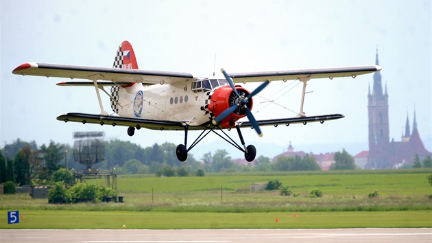 Den otevench dve slavskho letit se konal 25. kvtna pi pleitosti 95. vro eskoslovenskho vojenskho letectva. Na snmku je Antonov An-2.