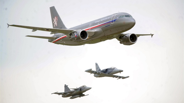 Na snmku je zahajovac prlet letadla A-319 CJ doprovzenho letouny Aero L-159 Alca a JAS-39 Gripen (dole).