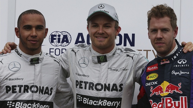 RYCHL TROJKA. Vtz kvalifikace Velk ceny Monaka Nico Rosberg pzuje s druhm nejrychlejm Lewisem Hamiltonem a tetm Sebastianem Vettelem.