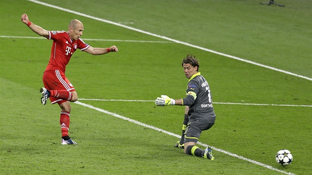 ROZHODUJC VTEINY. M pomalu kloue do branky a Arjen Robben u tu, e glman Weidenfeller nestihne zashnout. Prv tak se zrodil rozhodujc gl finlovho zpasu Ligy mistr, ve kterm Bayern porazil Dortmund 2:1. Jak cel sobotn den probhal? Podvejte se v rozshl fotogalerii.