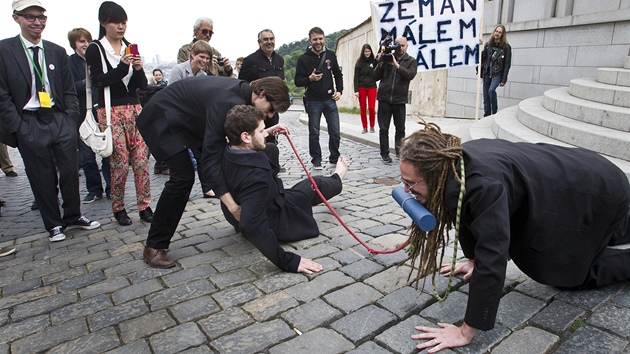 Studenti parodovali prezidenta. Scénku si zasloužil kvůli jeho postoji ke jmenování profesorů (23. května 2013)