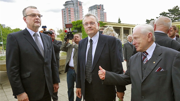 Miroslav Kalousek, Vladimr Dlouh a Miroslav Grgr ped poslednm rozlouenm s Valtrem Komrkem v praskch Stranicch. (22. kvtna 2013)