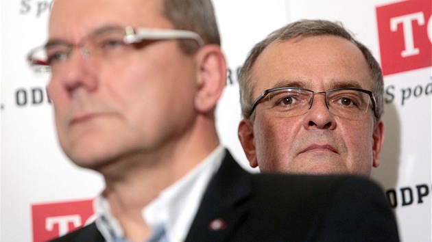 Ministr financ Miroslav Kalousek a f zastupitelskho klubu TOP 09 Ji Vvra pi tiskov konferenci strany. (28. kvtna 2013)