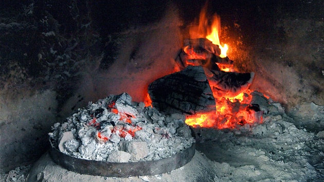 Na ohniti pod pekou pipravuj chorvatt kuchai nejrznj masa nebo teba chobotnici podle tradinch recept.