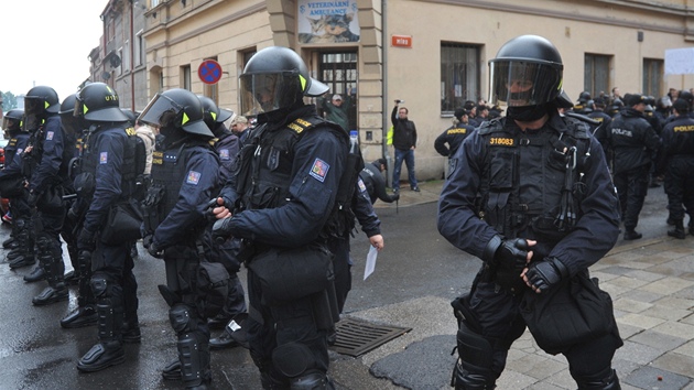Policejn tkoodnci v Duchcov zabrnili astnkm demonstrace v pochodu k domm obvanm Romy (29. kvtna 2013).