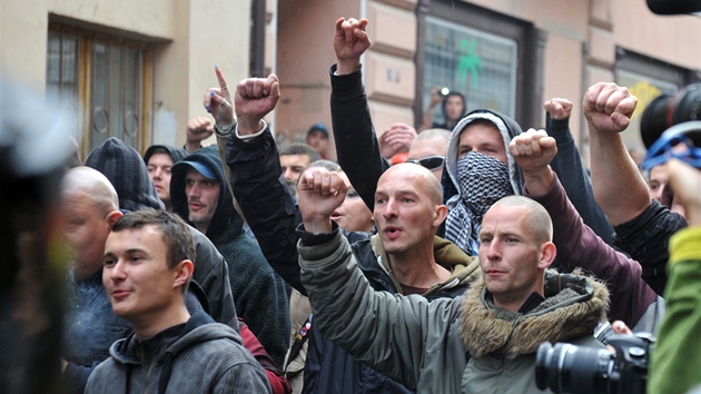 Policejn tkoodnci v Duchcov zabrnili astnkm demonstrace v pochodu k domm obvanm Romy (29. kvtna 2013).