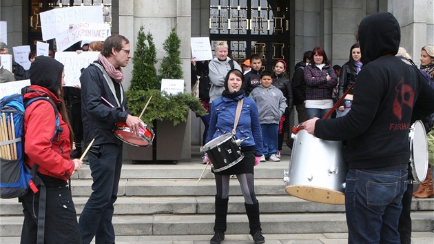 Demonstrace za lep bydlen pro chud ped ostravskm magistrtem. (27. kvtna 2013)