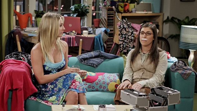 Big Bang Theory, první díl esté série. Amy se chystá na rande se Sheldonem....