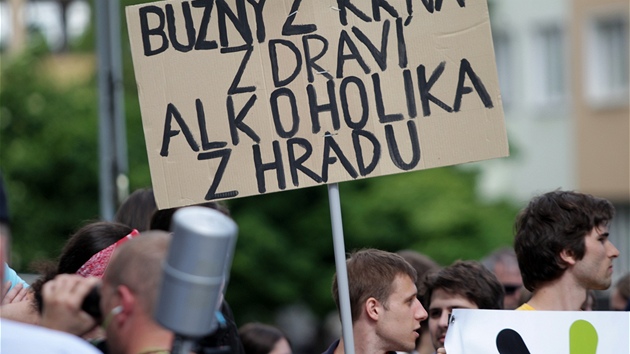 Protest proti Miloi Zemanovi ped nejvym soudem v Brn (21. kvtna 2013)