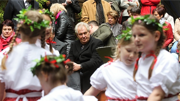 Prezident Milo Zeman se zastnil otevrn studnek Barborky a Vitulky u T Studn nedaleko Novho Msta na Morav.