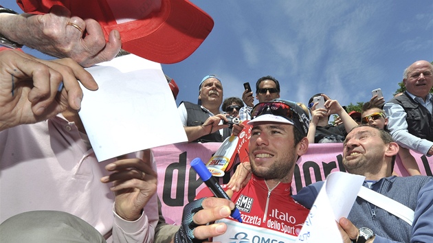 HRDINA DAV. Mark Cavendish na startu 17. etapy cyklistickho zvodu Giro d'Italia. Jet nevdl, e ho ek zklamn. 