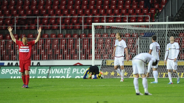 RADOST A ZMAR.  Brnnsk Pavel Mezlk (vlevo) se raduje z glu, fotbalist Sparty propadli chmurm.  