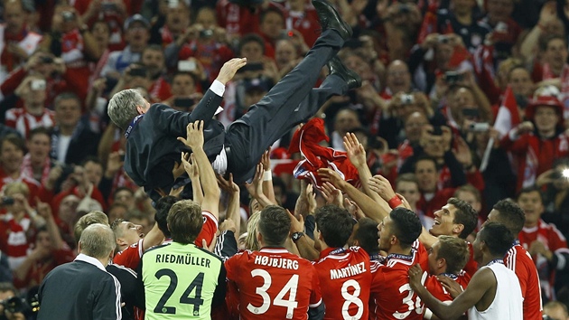 Fotbalist Bayernu Mnichov oslavuj svho trenra Juppa Heynckese.