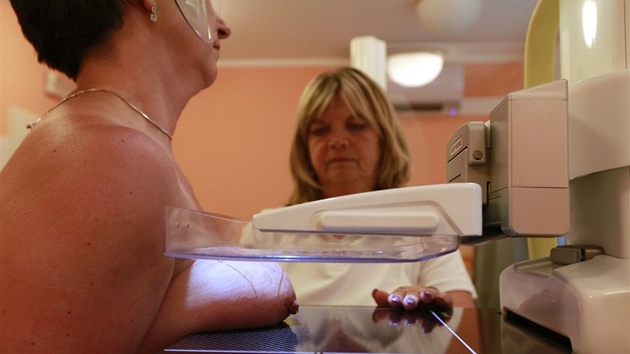 Během snímkování je prs stlačen průsvitnou plastovou deskou, která je součástí mamografu. Tkáň prsu se rovnoměrně komprimuje tak, aby byl prs maximálně přehledný.