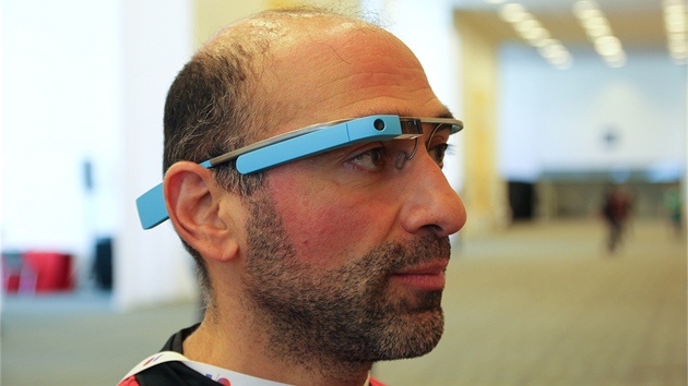 "Na ulici Google Glass sundavm, nesnesu tu neustlou pozornost a dotazy lid, jestli je zrovna natm," smje se jeden z astnk.