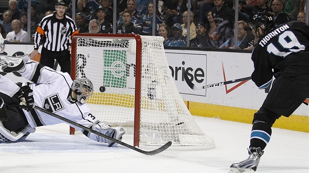 Branká Jonathan Quick z Los Angeles se marn natahuje po puku, který na jeho