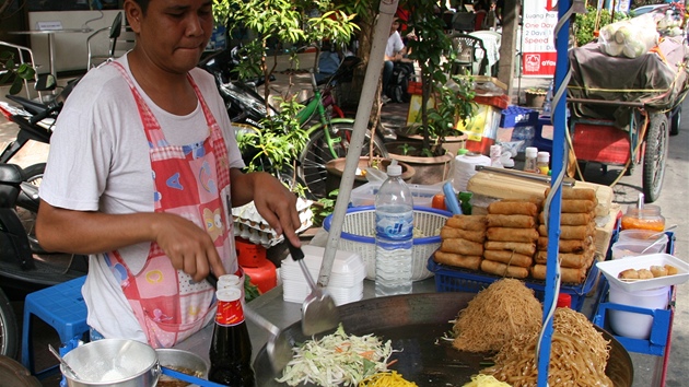 Slavn thajsk nudle pad thai pipravovan na ulici v Bangkoku maj velkou vhodu, nebo si je kad okoen podle svho gusta.