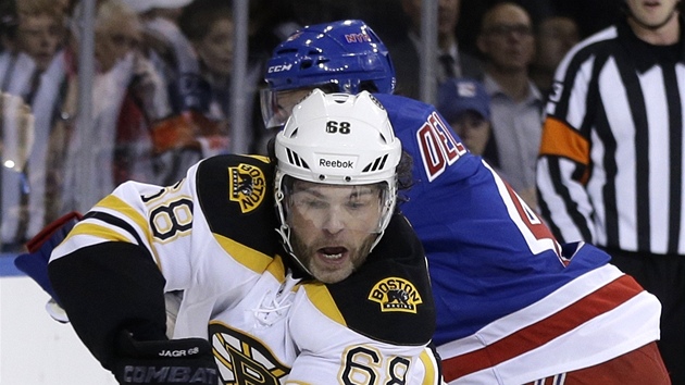 Jaromír Jágr (vlevo) z Bostonu obchází Michaela Del Zotta z NY Rangers.