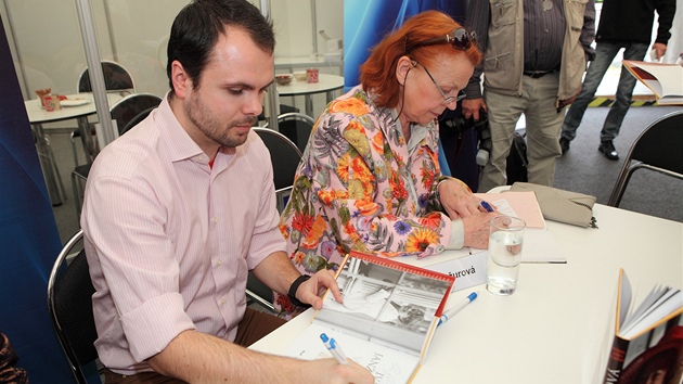 Iva Janurov a Petr Macek podepisuj hereinu autorizovanou biografii Vera, dnes a ztra. 