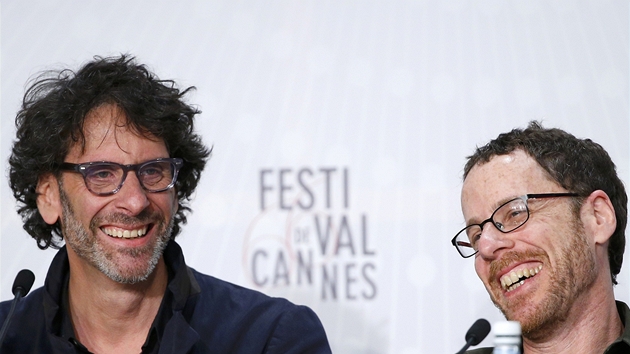 Reisi Joel (vlevo) a Ethan Coenovi pivezli do Cannes film Inside Llewyn Davis.