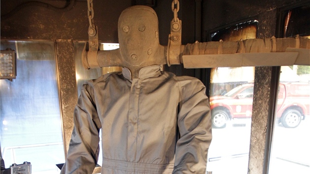 Thermo-Man od DuPonotu  na brnnskm veletrhu Pyros v ochrannm obleku je pipraven ke zkouce