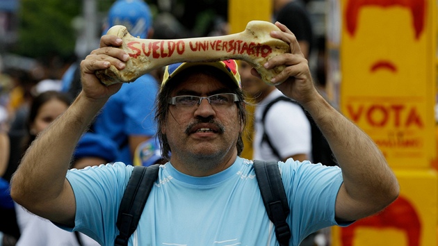 Na pomry ve Venezuele si stuj i univerzitn profesoi, kte v Caracasu spolu se studenty vyli do ulic. Npis na kosti ve panltin hls Univerzitn plat (22. kvtna 2013).