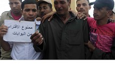 Píbuzní unesených policist u zaveného pechodu Rafah na Sinaji (18. kvtna