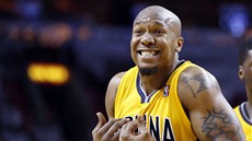 MJ FAUL?  David West z Indiany se diví, jeho zákrok mu pipadal naprosto v