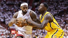 JAK ZASTAVIT ROZJETÝ STROJ? Lance Stephenson se nesmle pokouí  zachytit